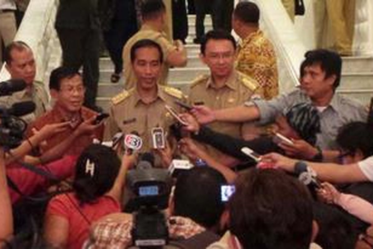 Gubernur DKI Jakarta Joko Widodo (tengah) bersama Wakil Gubernur DKI Jakarta Basuki Tjahaja Purnama