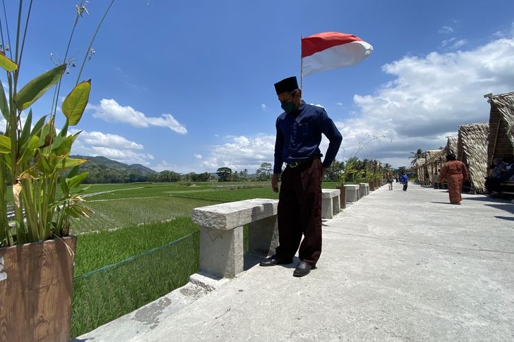 Lurah Srimartani Muryanta menunjukkan tempat duduk dari batu putih di Bulak Umpeng, Dusun Daraman, Kalurahan Srimartani, Kapanewon Piyungan, Bantul, DIY, Sabtu (4/9/2021).