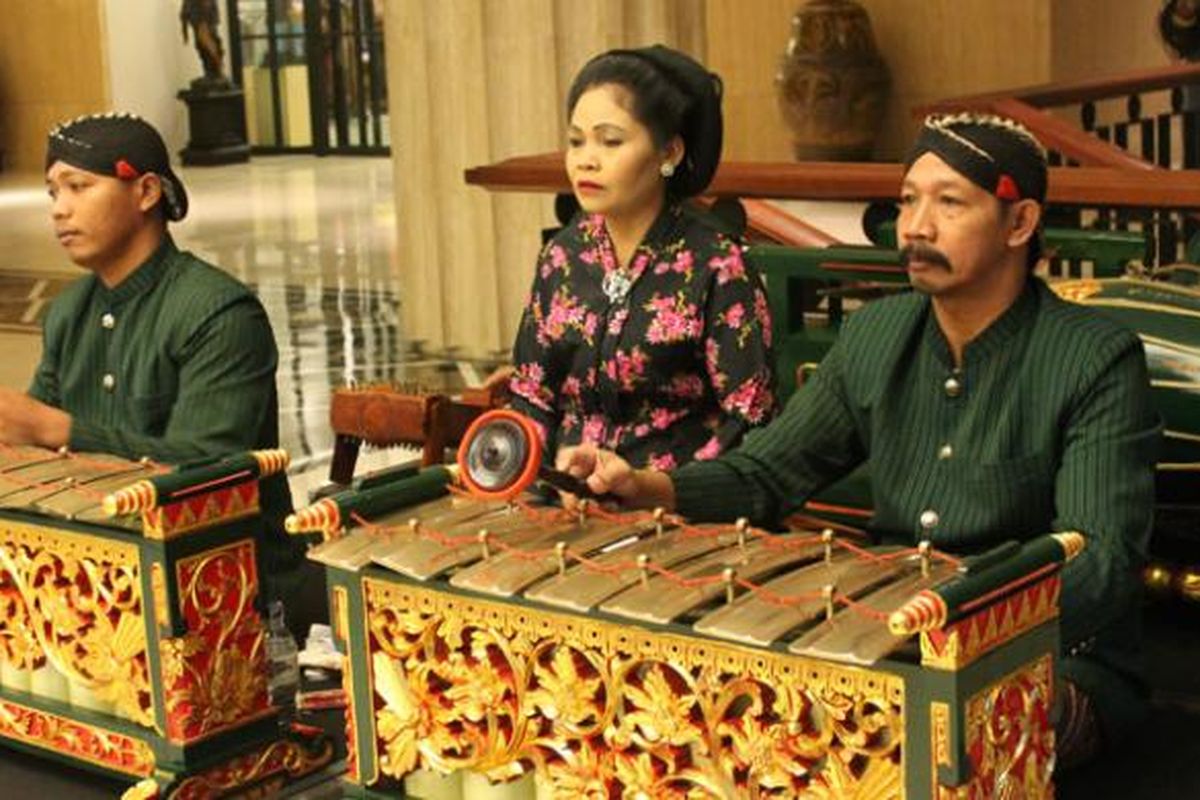 Gamelan Jawa. Pentingnya pembinaan bagi para ujung tombak pariwisata, termasuk pelaku budaya.