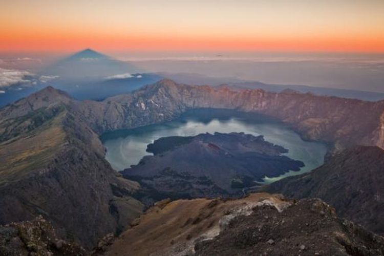 Pemandangan dari puncak Gunung Rinjani (3,726 meter) di Lombok, Nusa Tenggara Barat. Terlihat Danau Segara anak yang terletak di Kaldera Rinjani.