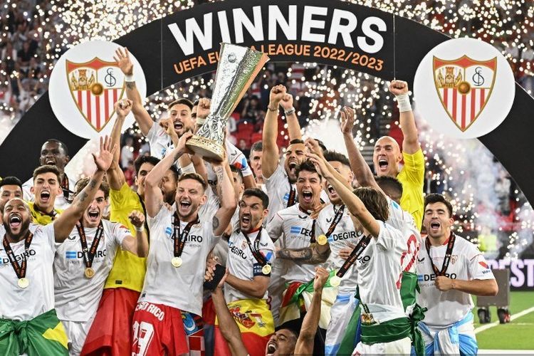 Para pemain Sevilla merayakan kemenangan di final Liga Europa atas Roma di Puskas Arena, Budapest, Hungaria, pada Kamis (1/6/2023) dini hari WIB.