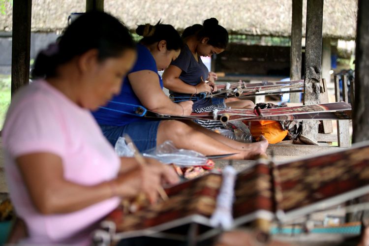 Warga membuat tenun geringsing di Desa Adat Tenganan, Kecamatan Manggis, Kabupaten Karangasem, Bali, Sabtu (3/2/2018).  Produksi tenun kain geringsing buatan tangan menjadi andalan desa ini.