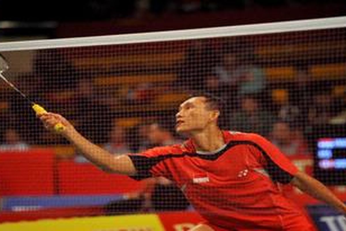 Sony Melaju - Pemain tunggal putra Indonesia, Sony Dwi Kuncoro, saat melawan pemain Denmark, Peter Gade, pada turnamen bulu tangkis Djarum Indonesia Open 2012 di Istora Senayan, Jakarta, Rabu (13/6/2012). Sony melaju ke babak 16 besar setelah unggul rubber set: 14-21, 21-7, 21-18. 