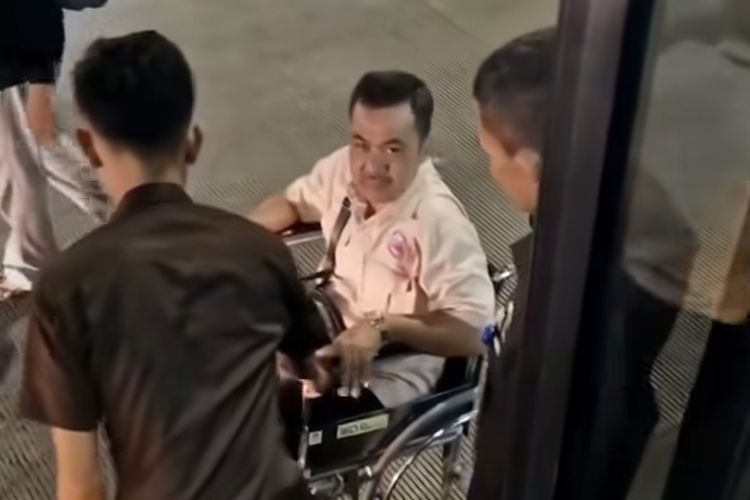 Seorang Pria Kejang di Bus Transjakarta, Petugas Beri Pertolongan Pertama
