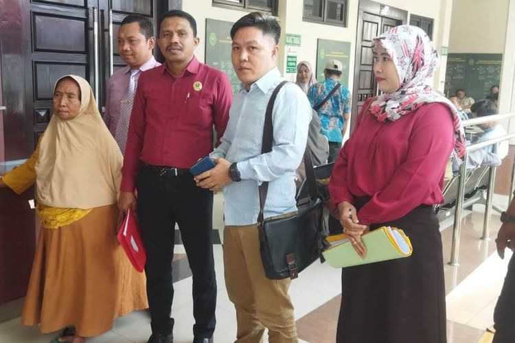 Minati (paling kiri) saat menghadiri sidang gugatan oleh anak kandungnya di PN Jember Kamis (15/8/2024)