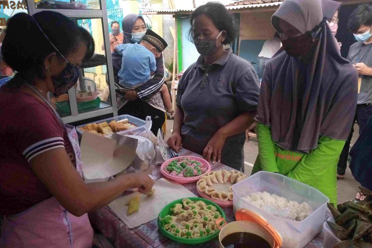 Pembeli antre untuk menikmati jemenak di Pasar Bukan.