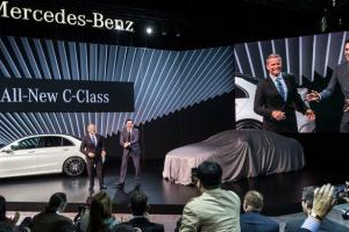 Bos Mercedes-Benz Amerika Serikat, Steve Cannon (kiri) bersama aktor televisi, Jon Hamm, memperkenalkan S63 AMG Coupe di New York Motor Show 2014.