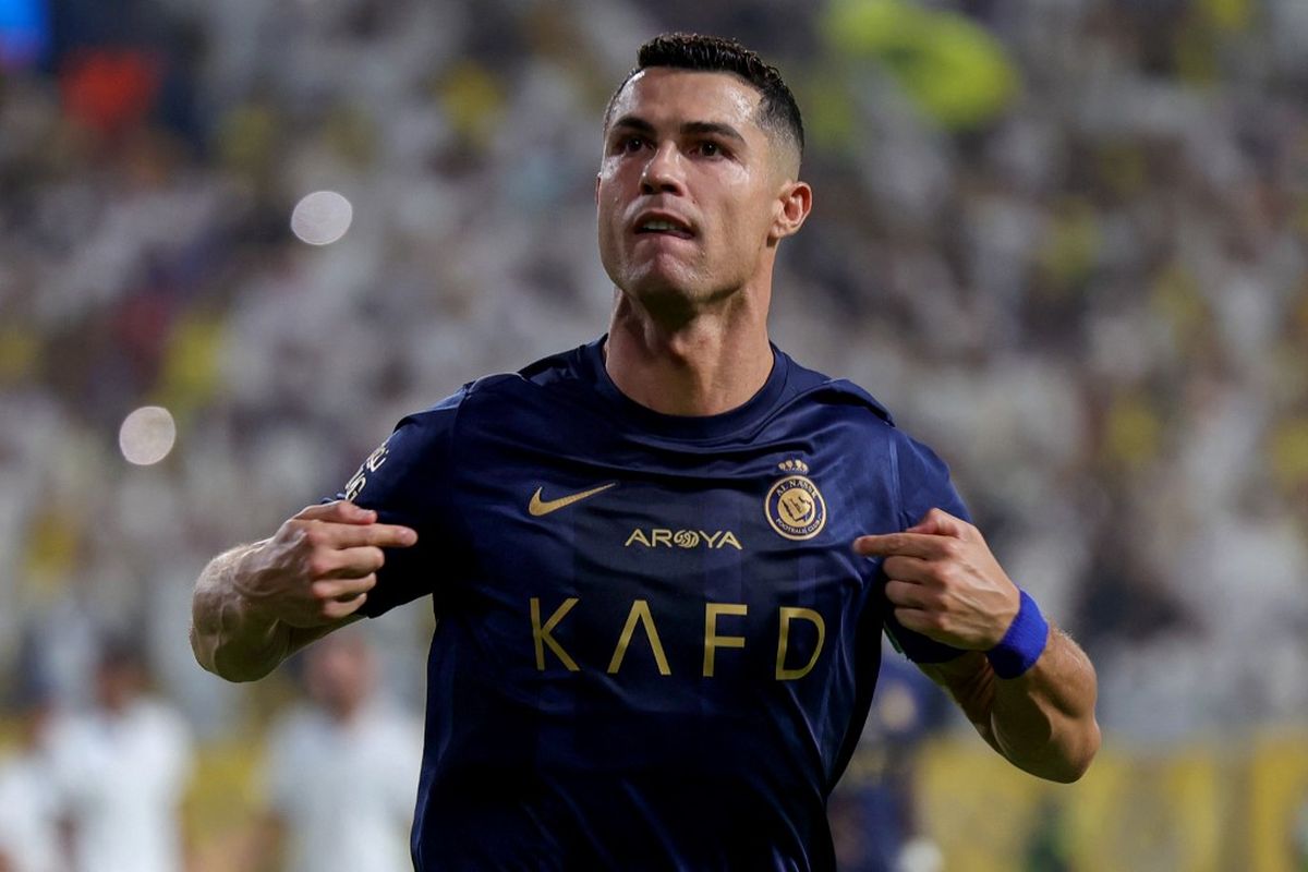 Selebrasi Cristiano Ronaldo usai mencetak gol dalam pertandingan Al Nassr vs Al Shabab di Stadion Al Awal, Riyadh, Rabu (30/8/2023) dini hari WIB. Ronaldo mencetak dua gol dan memimpin daftar top skor Liga Arab Saudi. (Photo by Fayez Nureldine / AFP)