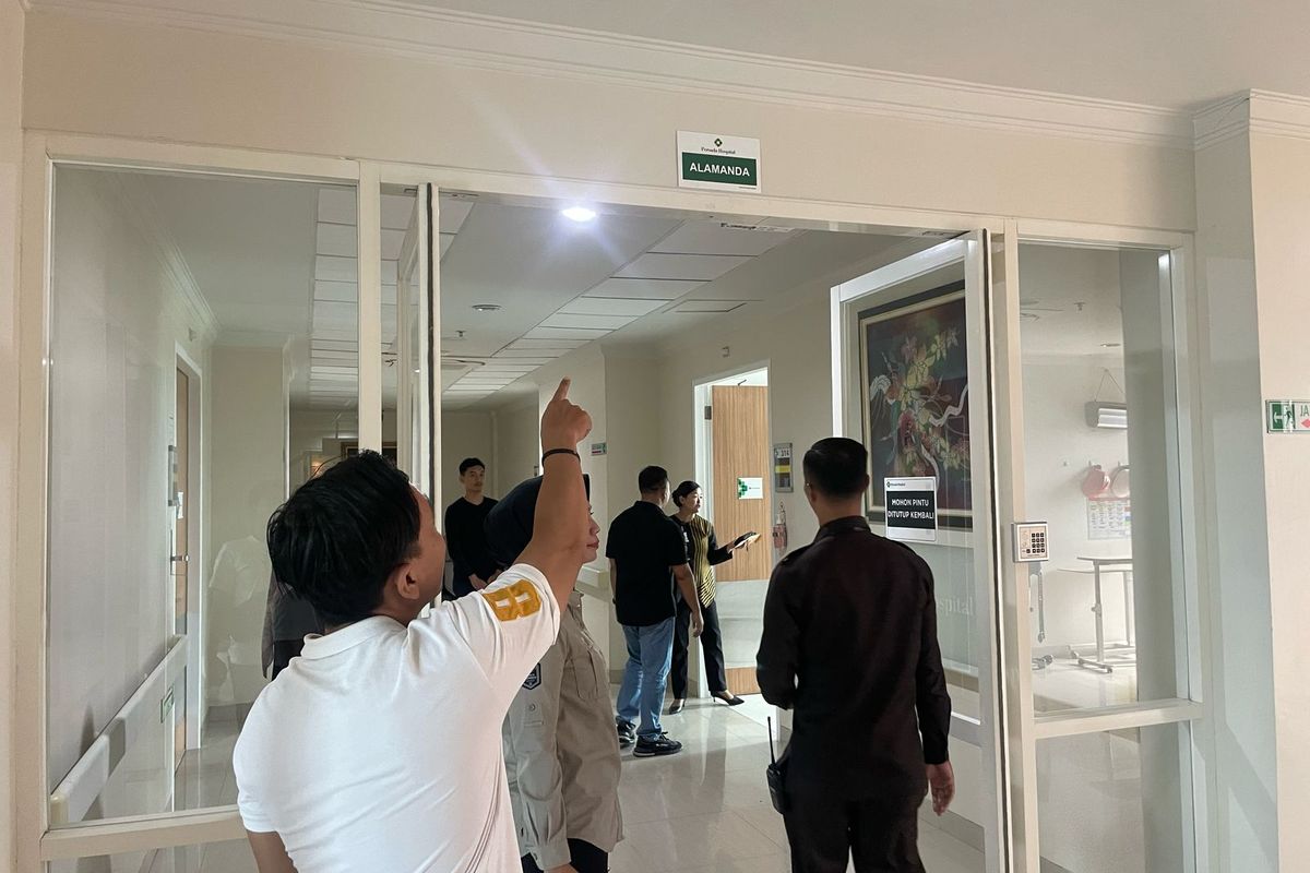 Petugas kepolisian Satreskrim Polresta Malang Kota mendatangi Persada Hospital Malang yang terletak di Jalan Raden Panji Suroso Kecamatan Blimbing, Kota Malang, Jawa Timur. 