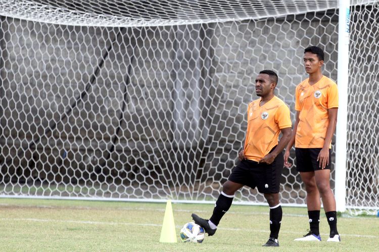 Pemain Timnas Indonesia Terens Puhiri saat latihan persiapan ujicoba FIFA Matchday di Stadion Gelora Trisakti Kuta, Bali, Jumat (21/1/2022) sore.