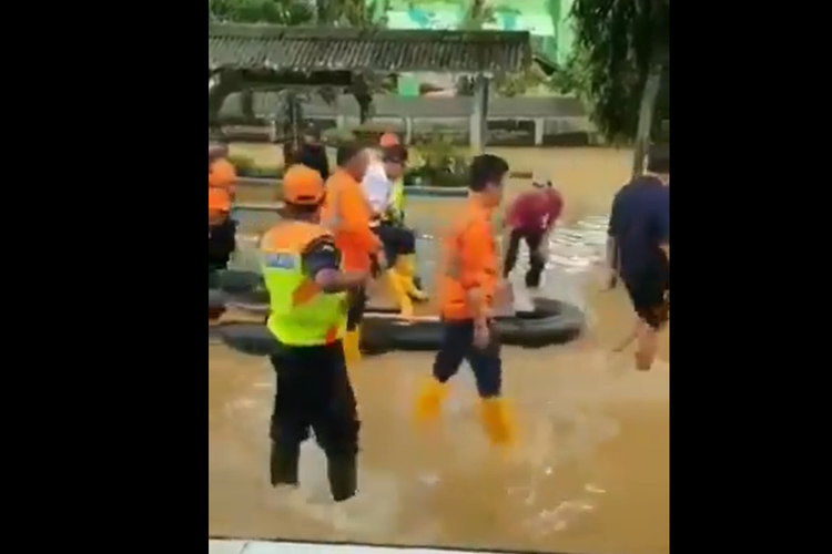 Tangkapan layar Dirut KAI tinjau Banjir menggunakan rakit