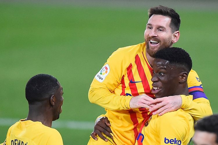 Gelandang Barcelona Ilaix Moriba (kanan) berselebrasi dengan Lionel Messi dan Ousmane Dembele setelah mencetak gol dalam pertandingan Liga Spanyol antara Osasuna vs Barcelona di Stadion El Sadar di Pamplona pada 6 Maret 2021.