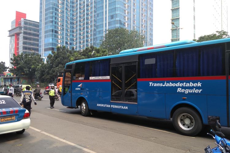 Operasi Patuh Jaya 2018 di DI Panjaitan, Jakarta Timur, Kamis (3/5/2018). Sebuah bus Transjabodetabek ikut terjaring.