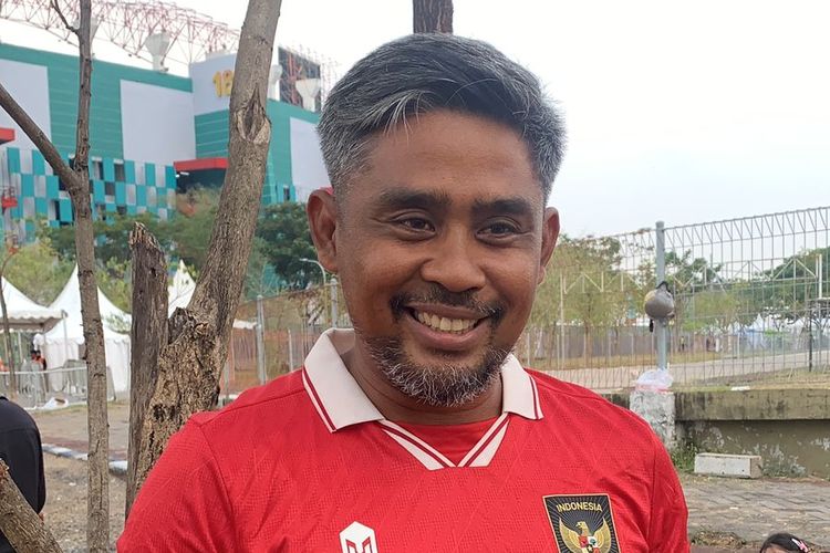 Ayah Arkhan Kaka, Purwanto Suwondo, saat ditemui awak media termasuk Kompas.com jelang laga timnas U17 Indonesia vs Ekuador dalam penyisihan Grup A Piala Dunia U17 2023 di Stadion Gelora Bung Tomo (GBT) pada Jumat (10/11/2023).