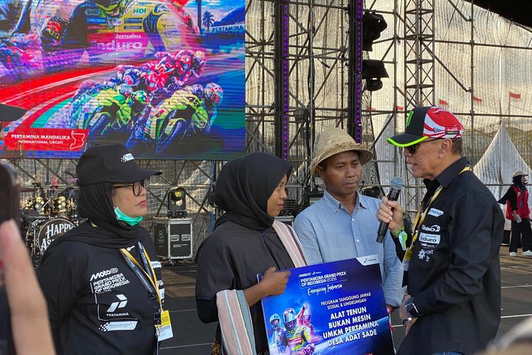 Dukung Pemulihan Ekonomi, Pertamina Bantu Perajin Tenun Desa Adat Sade Kembali Berkarya