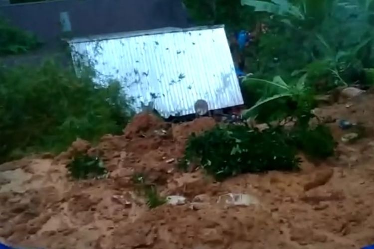 Longsor di kawasan Lorong Putri, Desa Batu Merah Kecamatan Sirimau, Kota Ambon menghancurkan sebuah rumah warga dan menewaskan seorang bocah berusia empat tahun, Jumat (8/7/2022)