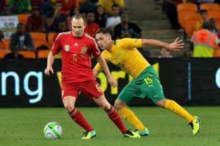 Andres Iniesta mencoba melewati Andile Jali dalam pertandingan persahabatan antara tuan rumah Afrika Selatan vs Spanyol yang berlangsung di Stadion Soccer City, Johannesburg, Rabu (20/11/2013)