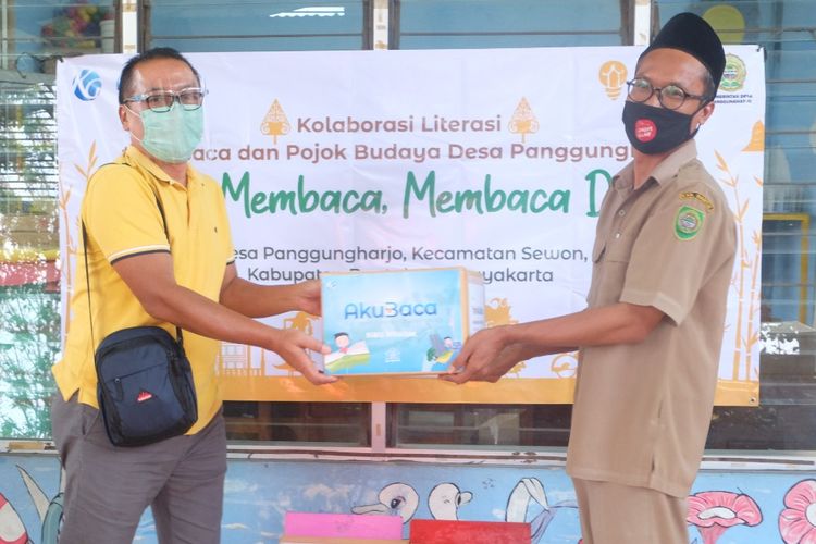 Serah terima donasi lebih dari 300 eksemplar buku dari #AkuBaca untuk Taman Baca Pojok Budaya Panggungharjo, Yogyakarta pada Rabu (16/9/2020).