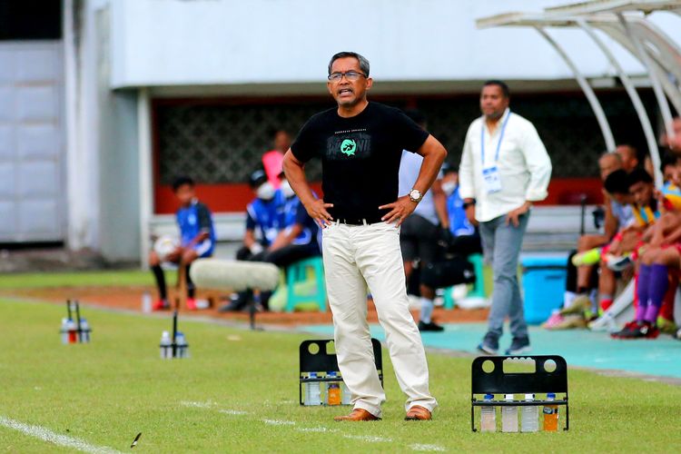 Pelatih Persebaya Surabaya Aji Santoso berdiri dipinggir lapangan saat pertandingan pekan ke-14 Liga 1 2022-2023 melawan Persik kediri yang berakhir dengan skor 1-1 di Stadion Maguwoharjo Sleman, Selasa (13/12/2022) sore.