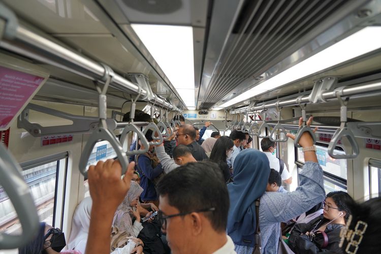 3 Tahun Beroperasi, LRT Jabodebek Cetak Rekor 3 Juta Penumpang Sebulan