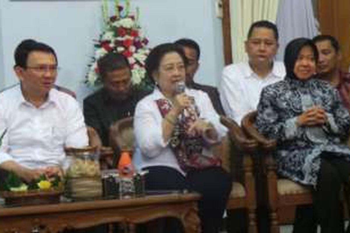 Gubernur DKI Jakarta Basuki Tjahaja Purnama, Ketua Umum PDI-P Megawati Soekarnoputri, dan Walikota Surabaya Tri Rismaharini dalam jumpa pers di Blitar, Senin (10/10/2016). Kompas.com/Ihsannuddin. 