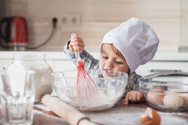 ilustrasi memasak bersama anak. 