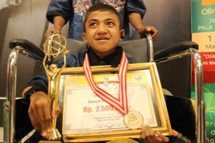 Ikramansyah, Salah seorang juara OSN PK-LK XII 2014 dii mataram, menebar senyum bangga. Ikra bercita cita menjadi ustadz bergelar Doktor
