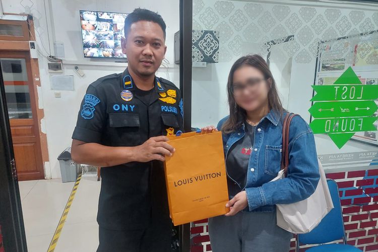 PT Kereta Api Indonesia (Persero) mencatat 11.670 barang tertinggal dengan nilai estimasi Rp12,88 miliar pada periode Januari?Oktober 2025. Sebanyak 3.819 di antaranya merupakan barang berharga seperti handphone, laptop, dan perhiasan.