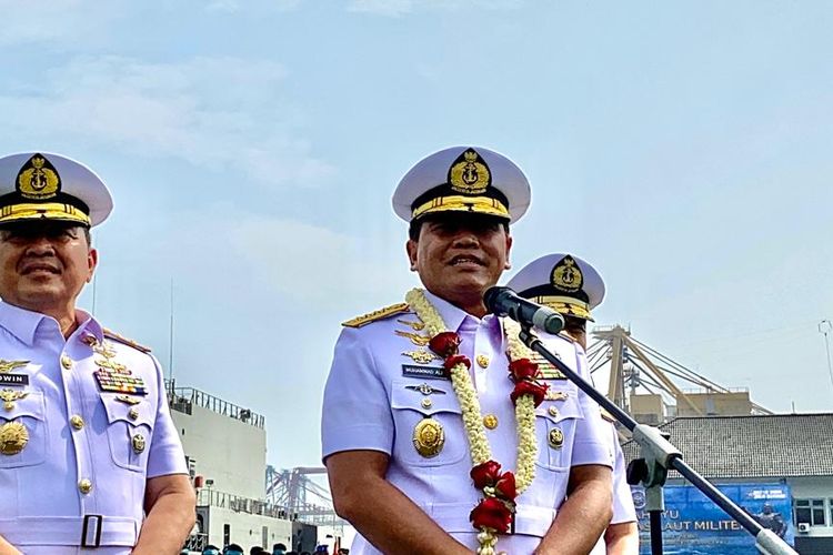 Kepala Staf TNI AL (KSAL) Laksamana Muhammad Ali (tengah) dan Panglima Kolinlamil Laksda Edwin (kiri) di Markas Kolinlamil, Jakarta Utara, pada Senin (3/7/2023).