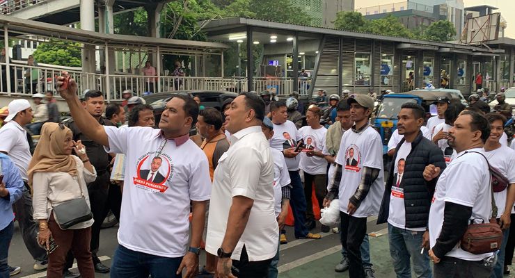 Pendukung Dharma-Kun Mulai Berdatangan di Kantor KPU Jakarta, Pakai Kaos Bergambar Wajah Pongrekun