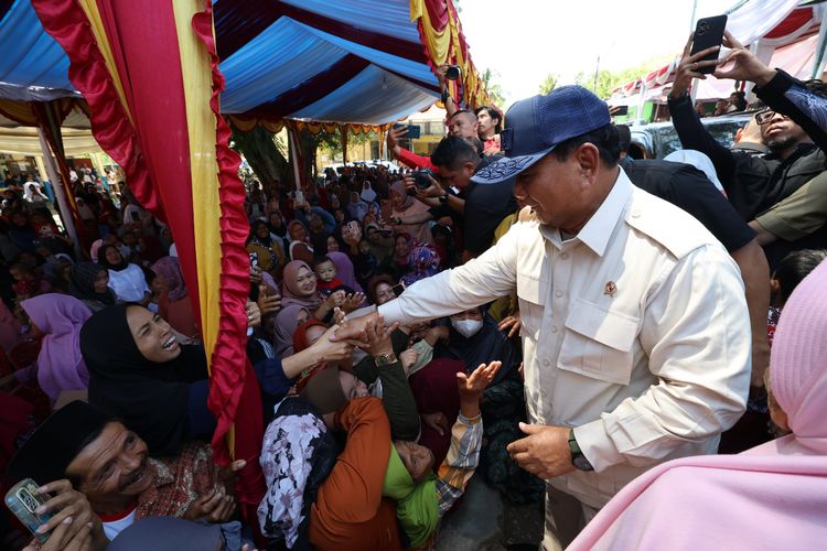 Prabowo Subianto meresmikan lima titik bantuan sumber air bersih yang berpusat di Desa Pamupukan, Kabupaten Kuningan, Jawa Barat, Rabu (20/12/2023).
