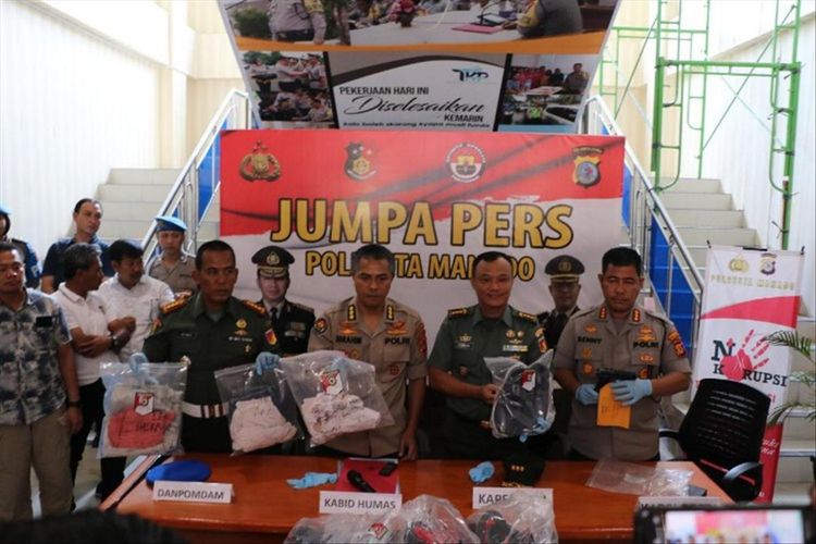 Beberapa barang bukti berhasil disita, saat jumpa lers bersama antara Polda Sulut, Kodam XIII Merdeka dan Polresta Manado, di lobi Mapolresta Manado, Minggu (30/6/2019). Dok. Kabid Humas Polda Sulut