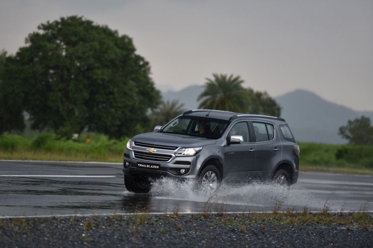 Chevrolet Trailblazer menerabas jalan becek.