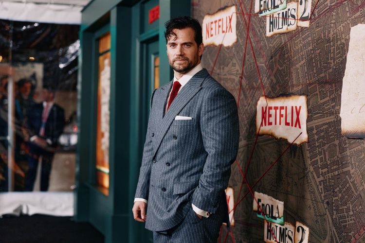 Aktor peran Henry Cavill saat menghadiri gala premiere film Enola Holmes di mana dirinya kembali berperan sebagai Sherlock Holmes.