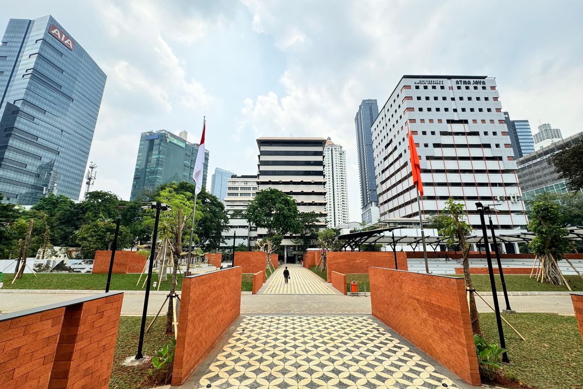 Ruang terbuka hijau di kampus Semanggi Unika Atma Jaya dengan konsep landscaped.