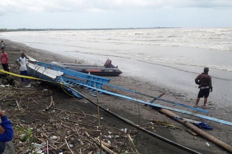 Puluhan warga di Takalar, Sulawesi Selatan memadati bangkai kapal Cahaya Irna yang tenggelam. Minggu, (5/2/2017