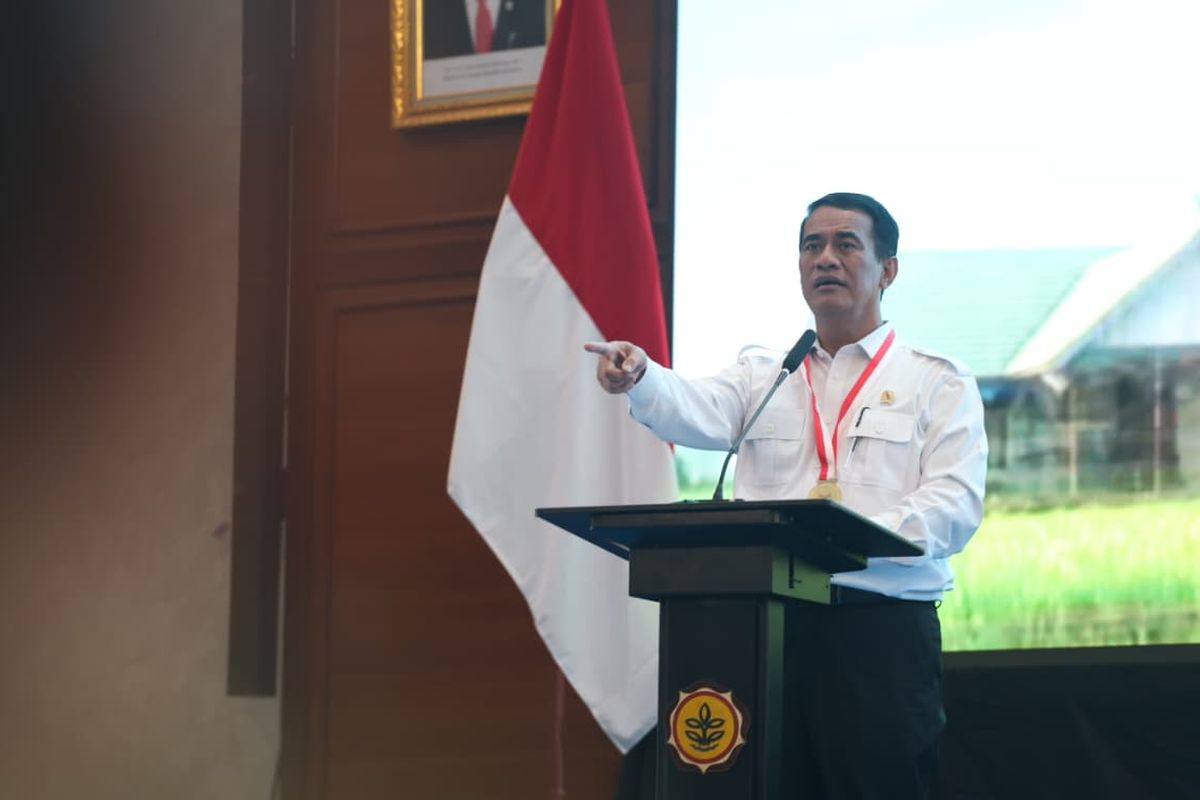 Menteri Pertanian (Mentan) Andi Amran Sulaiman saat berdialog bersama anggota Himpunan Kerukunan Tani Indonesia (HKTI) di Kantor Pusat Kementerian Pertanian (Kementan), Jakarta, Selasa (16/12/2025).