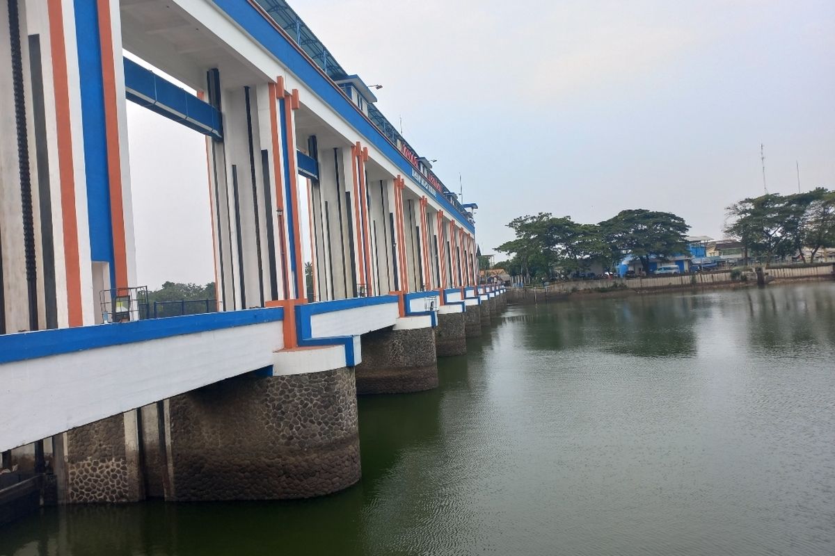 Penampakan permukaan air Sungai Cisadane di Pintu Air 10, Koang Jaya, Karawaci, Tangerang, yang mengalami penyusutan pada Rabu (11/10/2023).