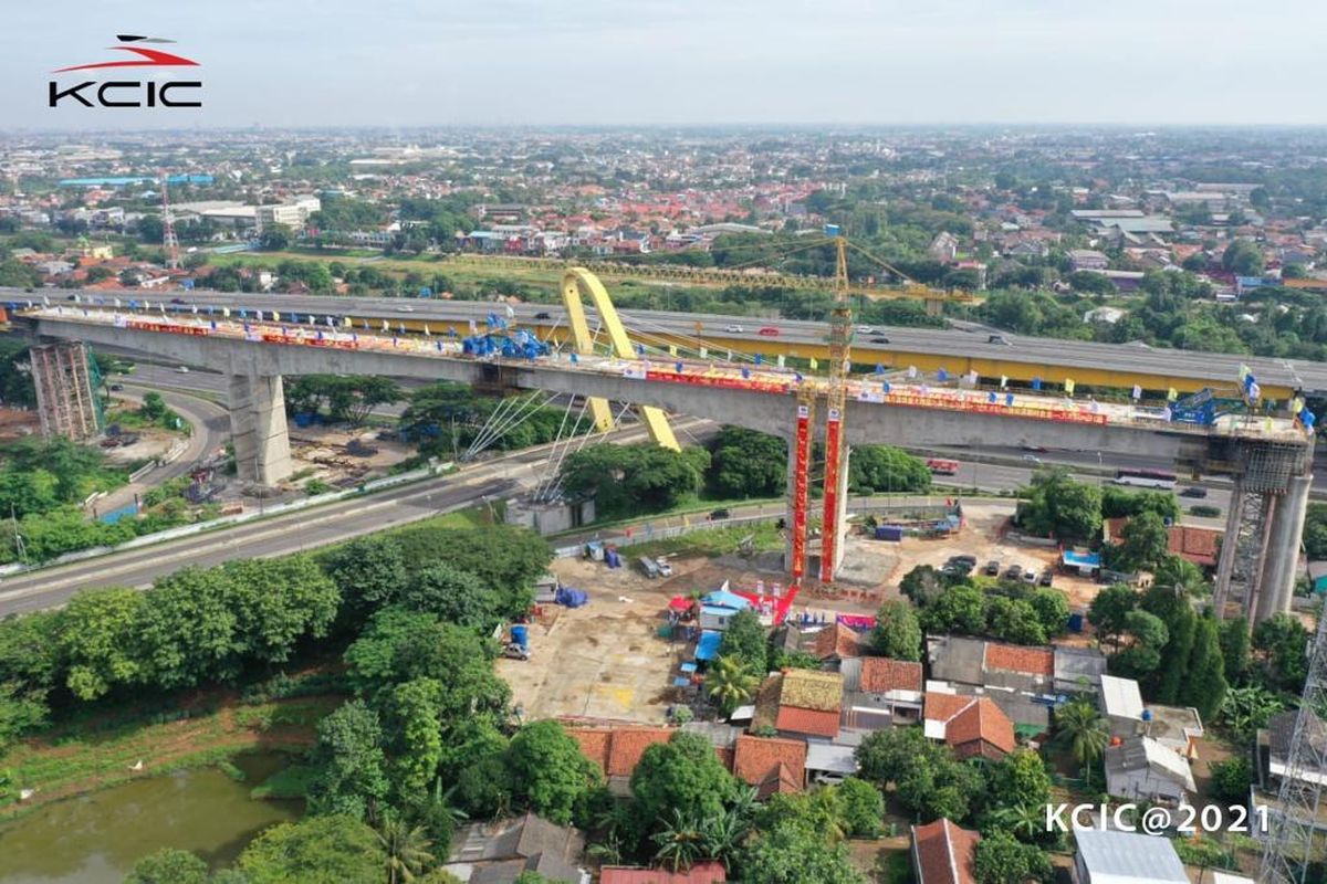 PT Kereta Cepat Indonesia China (KCIC) menuntaskan salah satu pekerjaan struktur layang atau elevated Kereta Cepat Jakarta Bandung (KCJB).