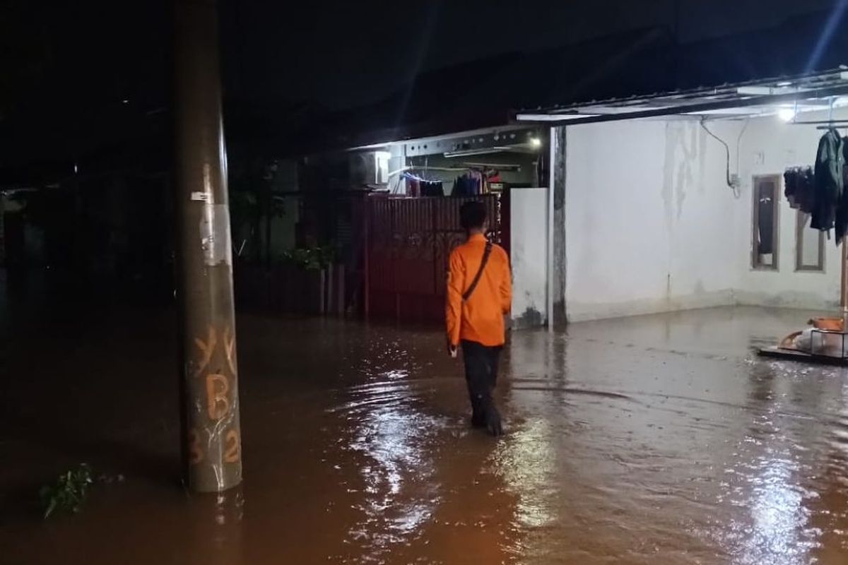 Anggota tim reaksi cepat (TRC) BPBD Kabupaten Bogor melakukan asesmen di lokasi banjir Desa Situ Sari, Cileungsi. Banjir ini menyebabkan 1.627 jiwa terdampak. Sebagian dari mereka melakukan evakuasi secara mandiri pada Selasa (4/3/2025) sekitar pukul 00.00 WIB