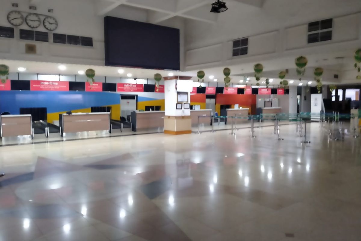 Suasana Area Check In Bandara Halim Perdanakusuma yang sepi dari aktivitas, terlihat tidak ada satupun petugas dan calon penumpang yang beraktivitas di area, Minggu (9/5/2021)