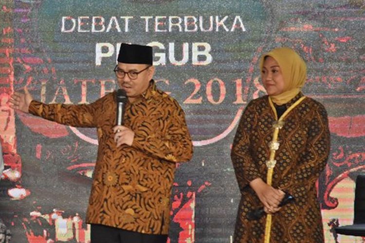 Pasangan calon gubernur dan wakil gubernur nomor urut dua Sudirman Said (kiri)-Ida Fauzia (kanan) dalam Debat Terbuka Pilkada Jawa Tengah di Ballroom Hotel Patra, Semarang, Jawa Tengah, Jumat (20/4/2018). 