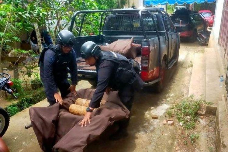 Proses evakusi bom di Desa Paloh Bate, Kecamatan Muara Dua, Lhokseumawe, Kamis (28/8/2022). Warga Lhokseumawe dihebohkan dengan temuan lima bom rakitan saat prosesi pemakaman. 
