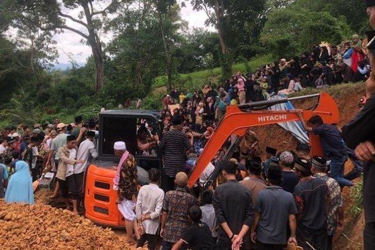 Lima petani yang tewas tersambar petir di Nagari Muaro Bodi, Kecamatan IV Nagari, Kabupaten Sijunjung, dimakamkan dalam satu liang, Jumat (22/12/2023).