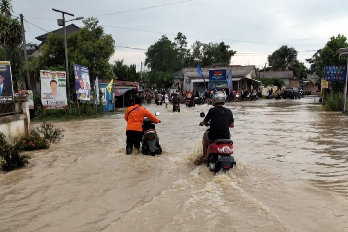 Genangan banjir melanda desa di Bangka Barat  Bangka Belitung.
