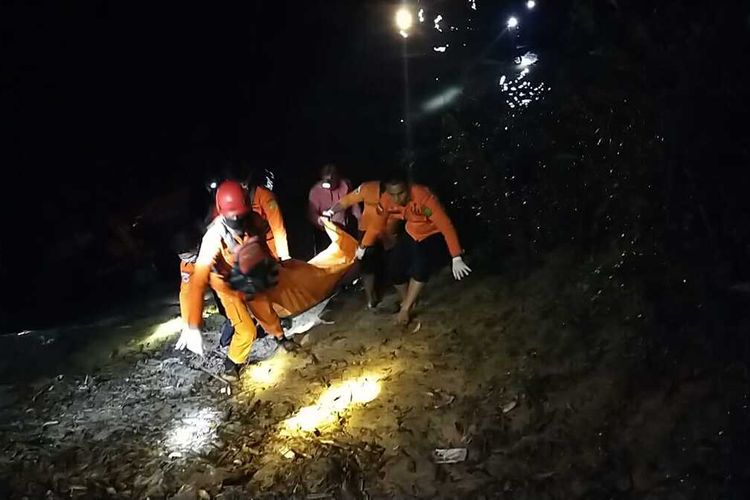 Evakuasi jasad Sobri (49) nelayan yang tewas bersama anaknya saat mencari ikan di Sungai Batanghari Leko, Kabupaten Musi Banyuasin (Muba), Sumatera Selatan, Rabu (1/9/2021).