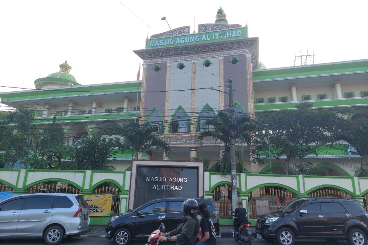 Tampak depan Masjid Agung Al-Ittihad yang berada di Jalan Ki Samaun nomor 1, Kelurahan Sukarasa, Kecamatan Tangerang, Kota Tangerang. Foto ini diambil pada Selasa (11/5/2021).