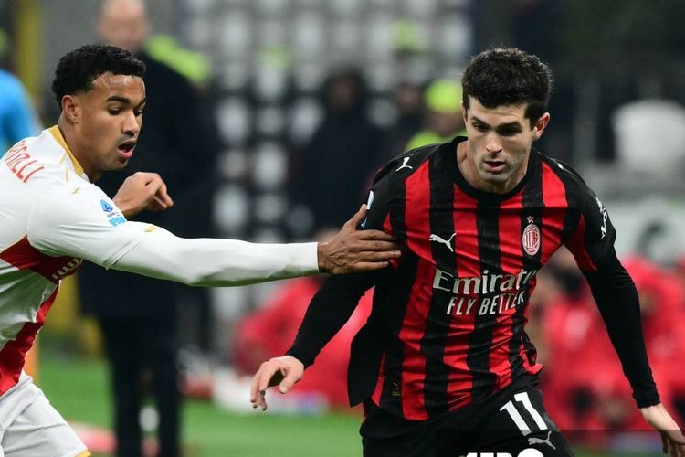 Christian Pulisic dibayangi Alessandro Marcandalli dalam pertandingan sepak bola Serie A Liga Italia antara AC Milan vs Genoa di stadion San Siro di Milan, Italia utara, pada 8 Januari 2025. (Foto oleh Stefano RELLANDINI / AFP)