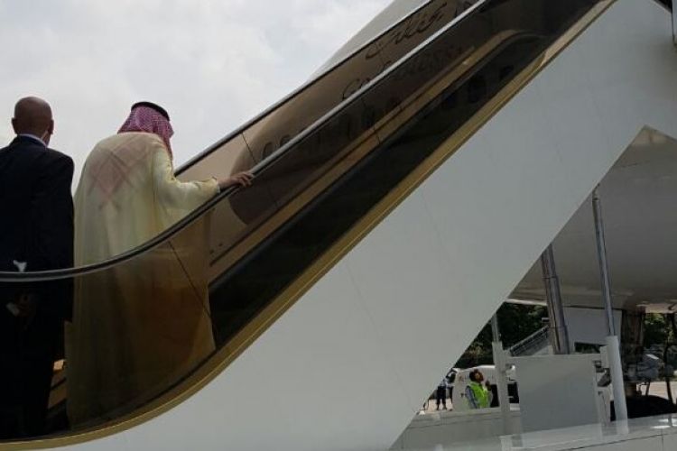 Raja Arab Saudi Salman Bin Abdulazis Al Saud menaiki eskalator menuju pesawat kerajaan sebelum meninggalkan Pulau Bali, Minggu (12/3/2017) pada pukul 11.13 Wita.