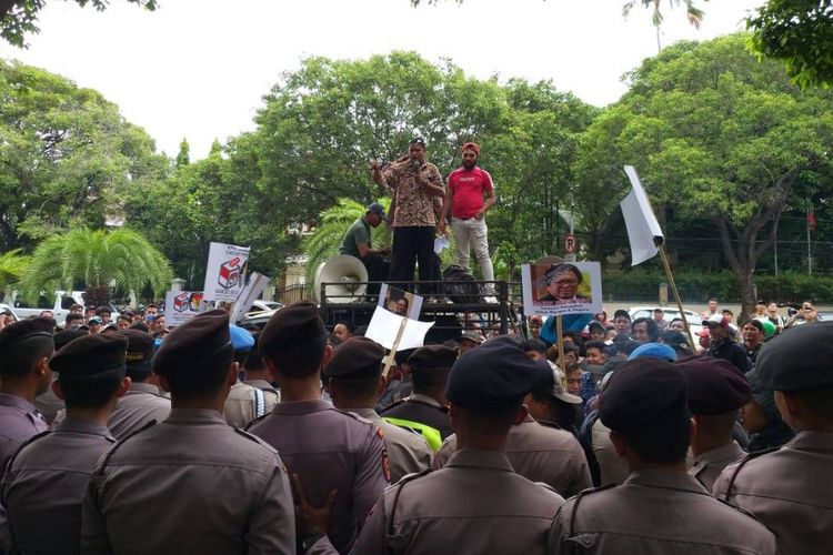 Puluhan massa pendukung OSO gelar aksi di depan kantor KPU, Menteng, Jakarta Pusat